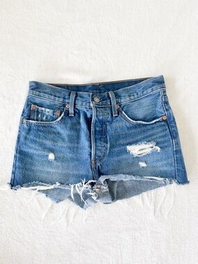 Levi's 501 High Rise Cutoff Denim Shorts
Distressed Medium Wash W27